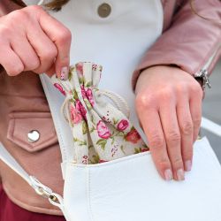 Zakjes à la linnen met print 9 x 12 cm - natuurlijke kleur / rozen Valentijn