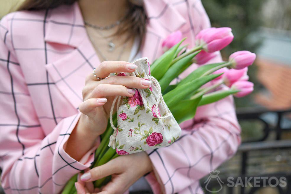 Een zakje met bloemen voor een romantisch cadeau