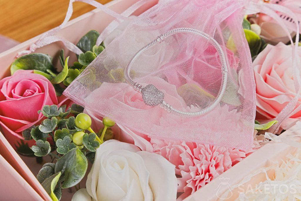 Een flower box met zeepbloemen en een armband in een organza zakje