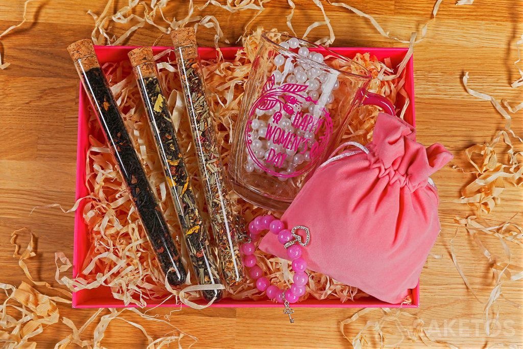 Een geschenkenbox voor vrouwendag - thee, een mok en juwelen in een zakje