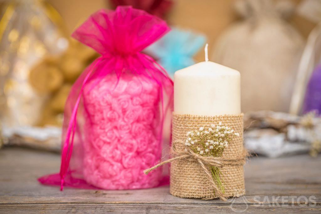 Het geschenkzakje van organza is een elegante verpakking voor kaarsen.