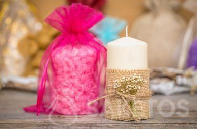 Het geschenkzakje van organza is een elegante verpakking voor kaarsen.