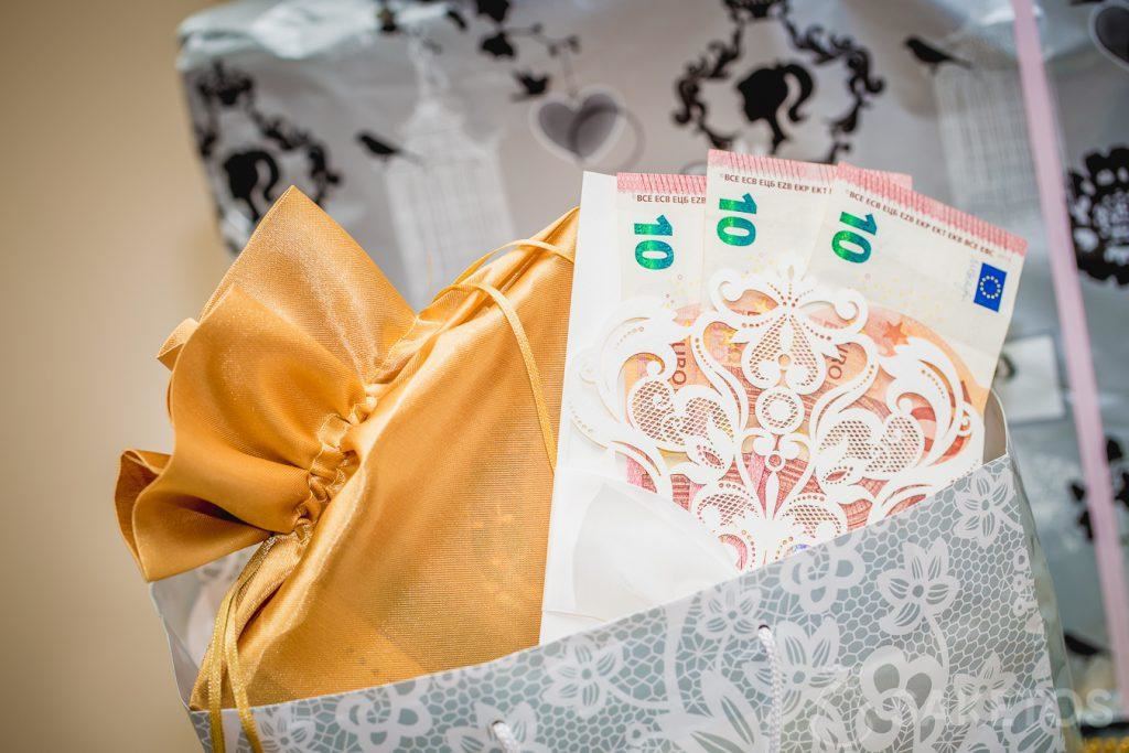 Hoe je geld moet voor een cadeau (Communie, bruiloft, verjaardag) - Saketos Blog Wereld