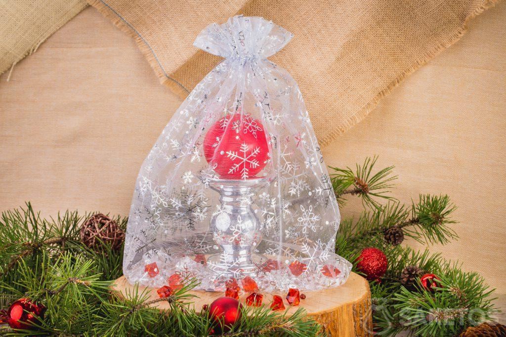 Organza geschenkzakjes voor kerstmis als een verpakking voor kaarsen
