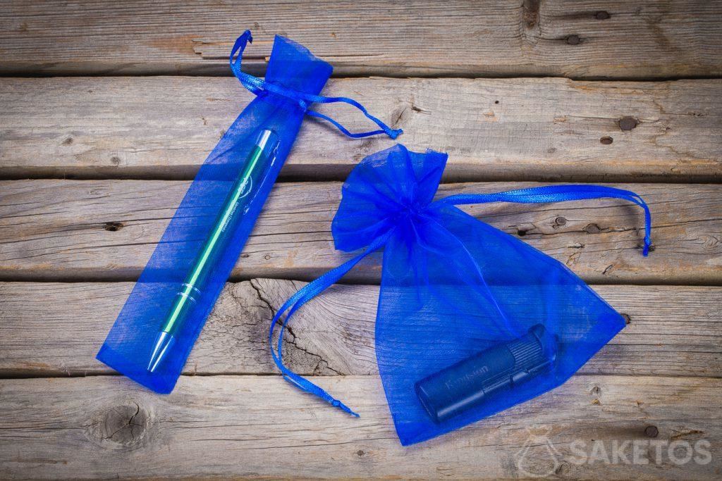 Blauwe organza zakjes als verpakking voor reclame gadgets