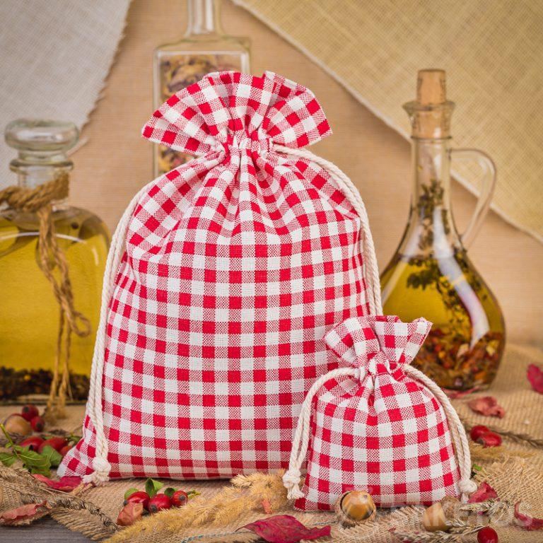4.Modieuze rood geruite linnen zakjes zijn een geweldige decoratie voor uw keukenwerkblad of plank.