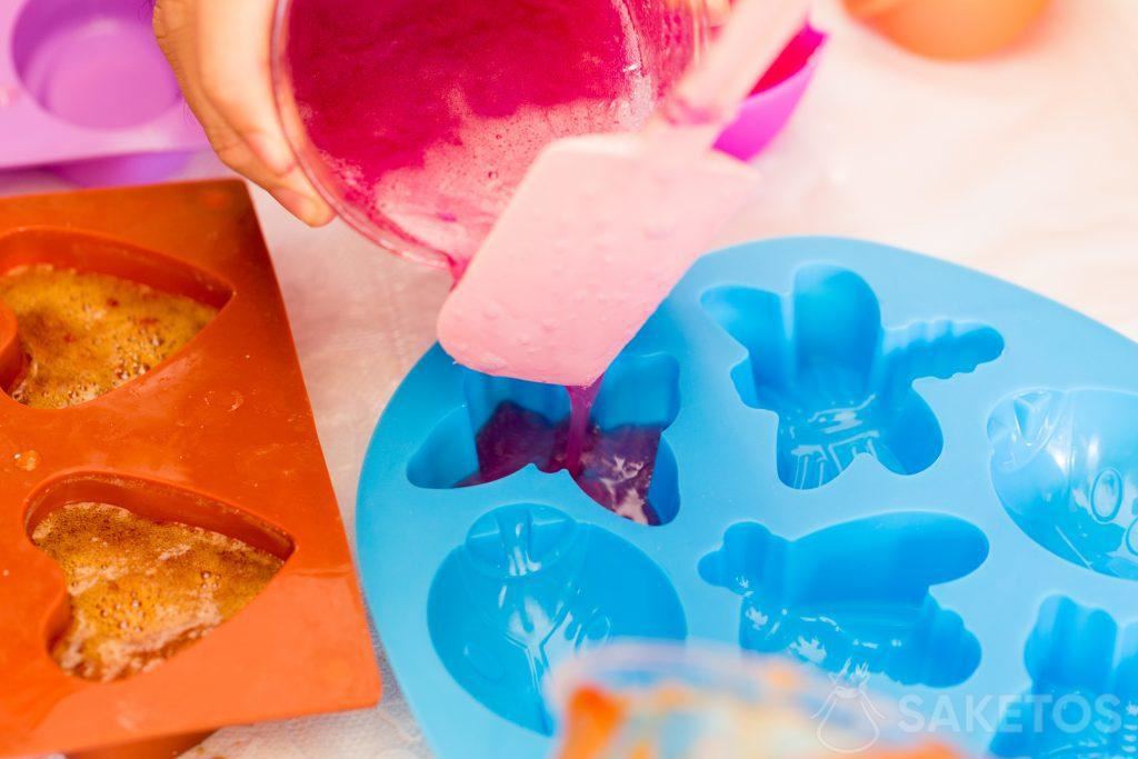 Huishoudelijke doe-het-zelf zeep kan men in siliconenmallen gieten.