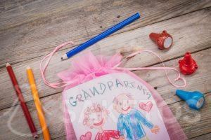 Gift - een wenskaart voor grootouders verpakt in een organza zakje