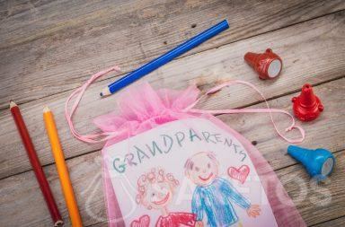 Gift - een wenskaart voor grootouders verpakt in een organza zakje
