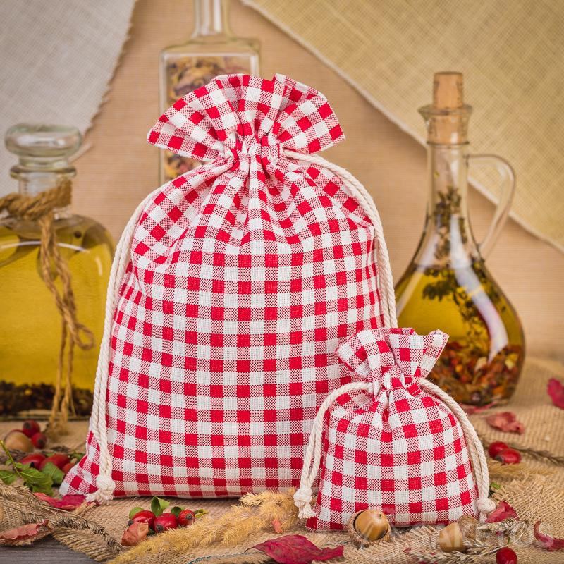 Modieuze rood geruite linnen zakjes zijn een geweldige decoratie voor Uw keukenwerkblad of plank.