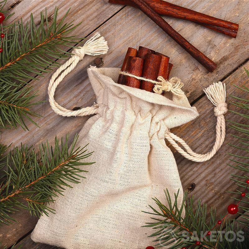 Rustieke kerstdecoraties - linnen tas en kaneelstokjes