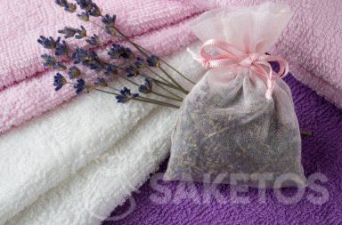 6. Een zakje met lavendel geeft aan handdoeken een lekkere geur en het beschermt tegen de motten