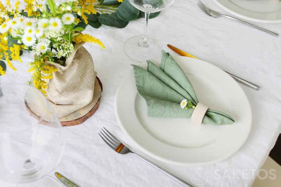 Een boeket bloemen en een jute zak als omhulsel