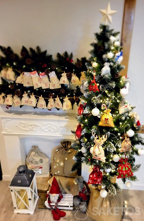 kerstboomdecoraties met geschenken