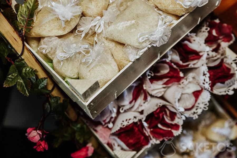 Bloemblaadjes in kegels en rijst in zakjes - bekijk wat de bruid en bruidegom op de bruiloft moeten strooien