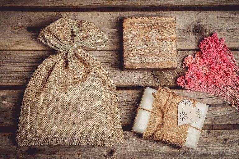 Natuurlijke cosmetica zoals handgemaakte zeep zien er geweldig uit verpakt in een jute zak.