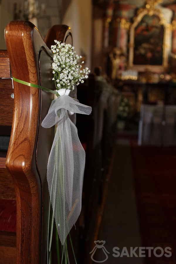 Boeket gipskruidbloemen - decoratie voor een bankje in de kerk