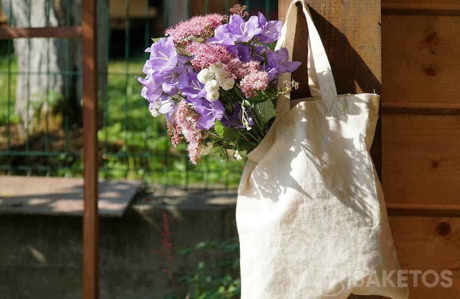 Goedkope decoratie voor een rustieke bruiloft - een katoenen zak met bloemen