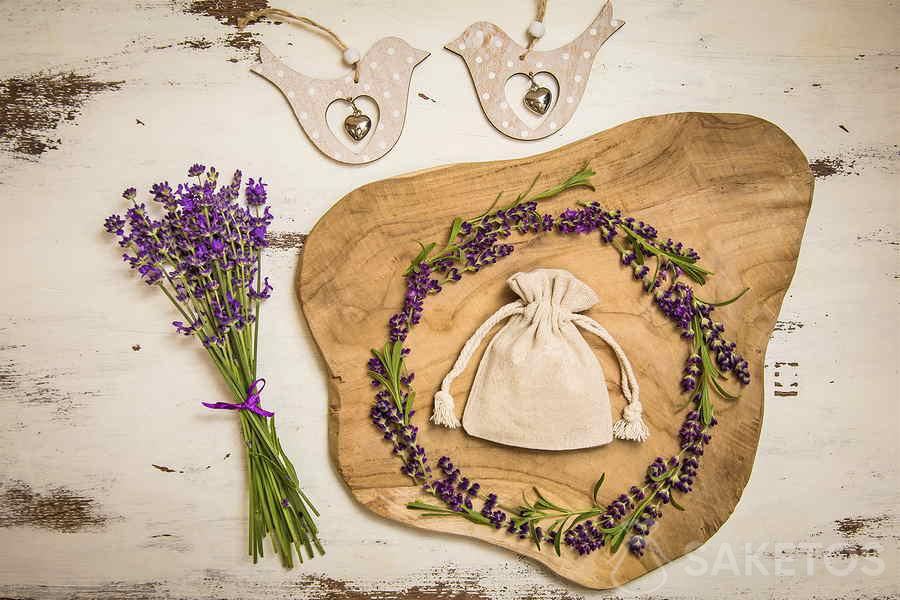 Lavendelbloemen als thema voor een rustieke bruiloft