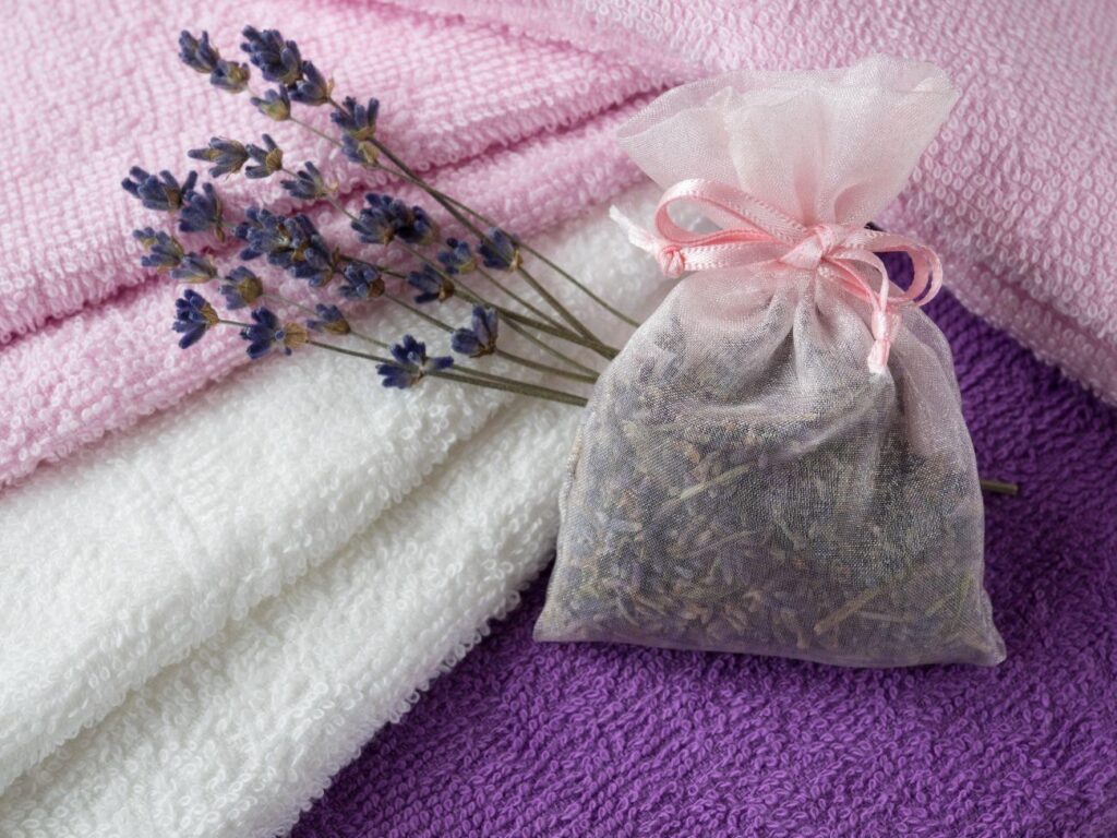 Lavendel beschermt tegen kledingmotten en zorgt voor een heerlijke geur in de kledingkast