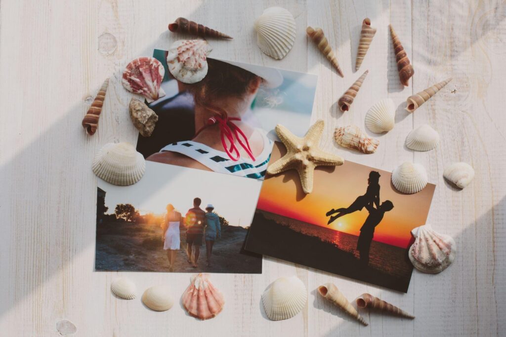 Een collage van foto's en schelpen roept vakantieherinneringen op!