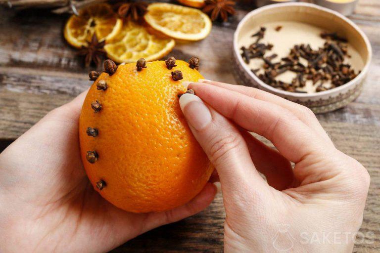 Eco-decoratie voor de kersttafel - aromatische sinaasappel met kruidnagel