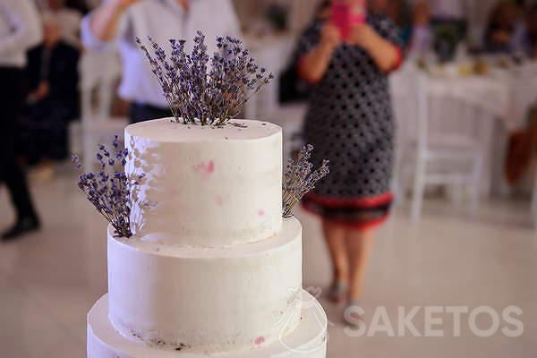 Bruidstaart met lavendel - bruiloftdecoraties met lavendel