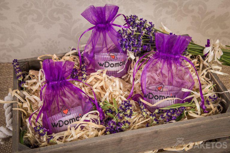 Lavendel kaarsen in organza zakjes als cadeau voor een lavendel bruiloft