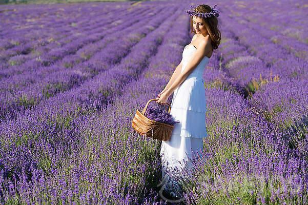 Bruid met lavendelslinger voor lavendelbruiloft