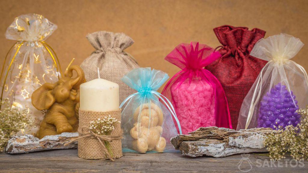 Stoffen zakken als verpakking voor handgemaakte kaarsen