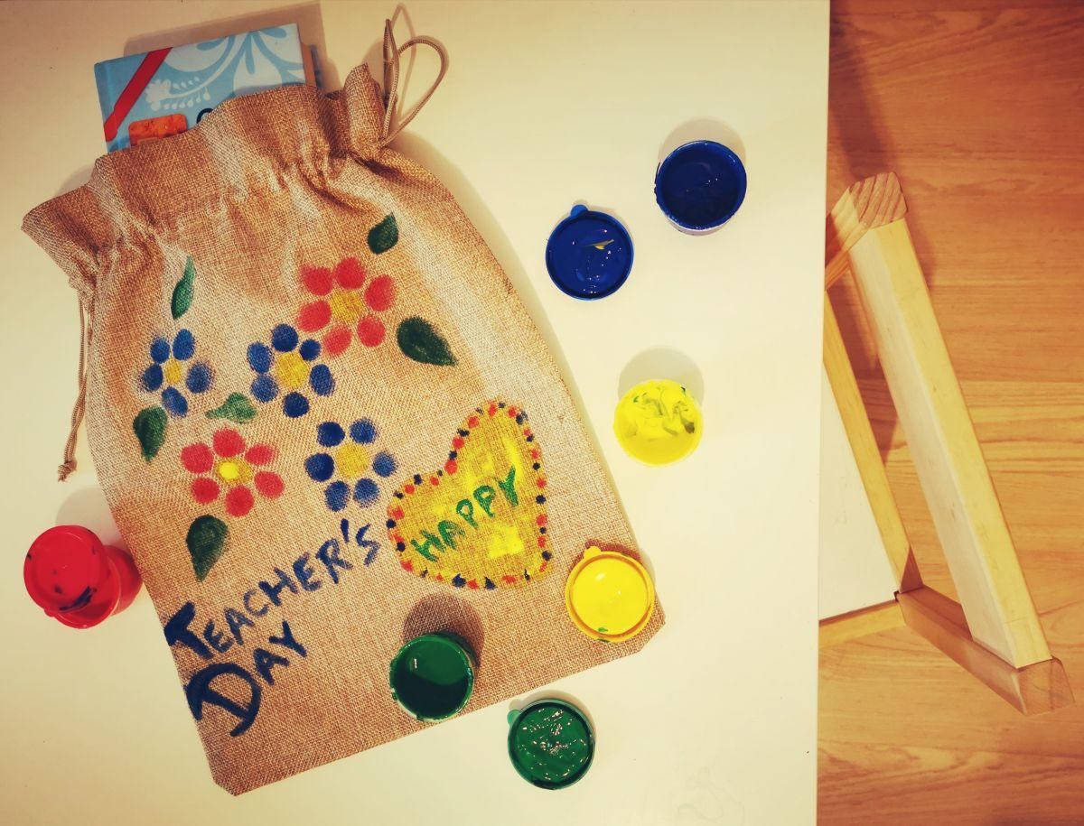 Leerlingen kunnen zelf stoffen zakken versieren als cadeautjes voor leerkrachten!