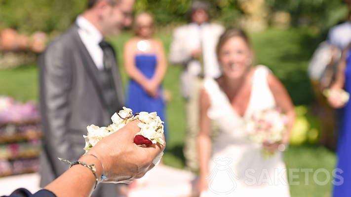 Hoe verpak je bloemblaadjes voor een bruiloft?