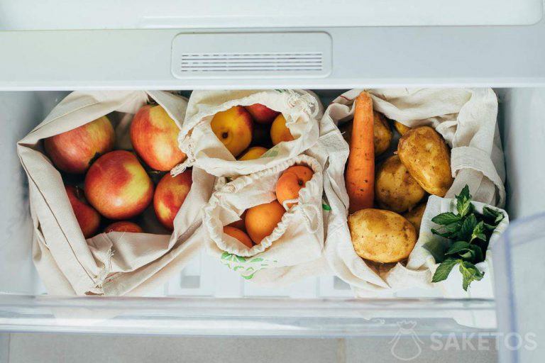 Stoffen zakken komen niet alleen van pas bij het boodschappen doen - gebruik ze ook om groenten en fruit in de voorraadkast te bewaren!