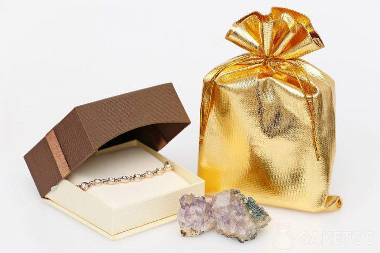 De elegante armband verpakt in een goudmetallic zakje ziet er erg elegant uit.