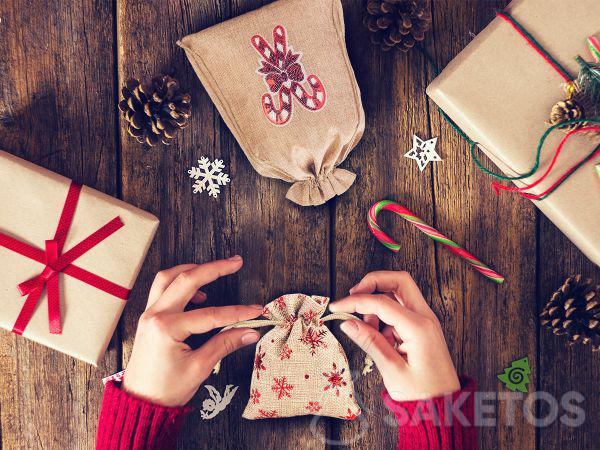 Stoffen zakjes zijn het perfecte antwoord op de vraag hoe je een cadeau mooi inpakt voor de feestdagen!