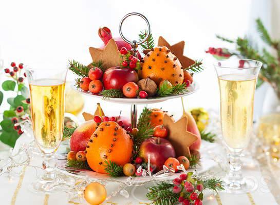 Fruitschaal als feestelijke kersttafelversiering