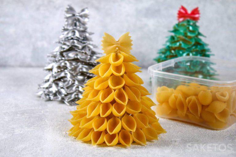 Kerstboom gemaakt van pasta - een geweldig creatief doe-het-zelf-speelidee voor kinderen