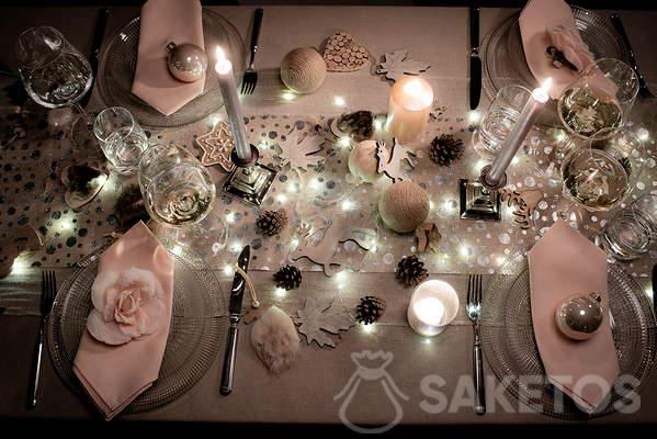 De kersttafel versieren met lichtjes