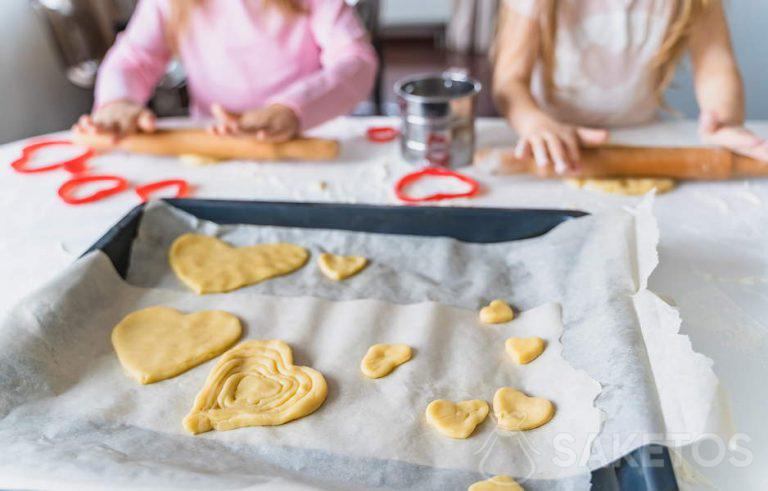 Hartvormige koekjes bereid door kleinkinderen voor oma en opa