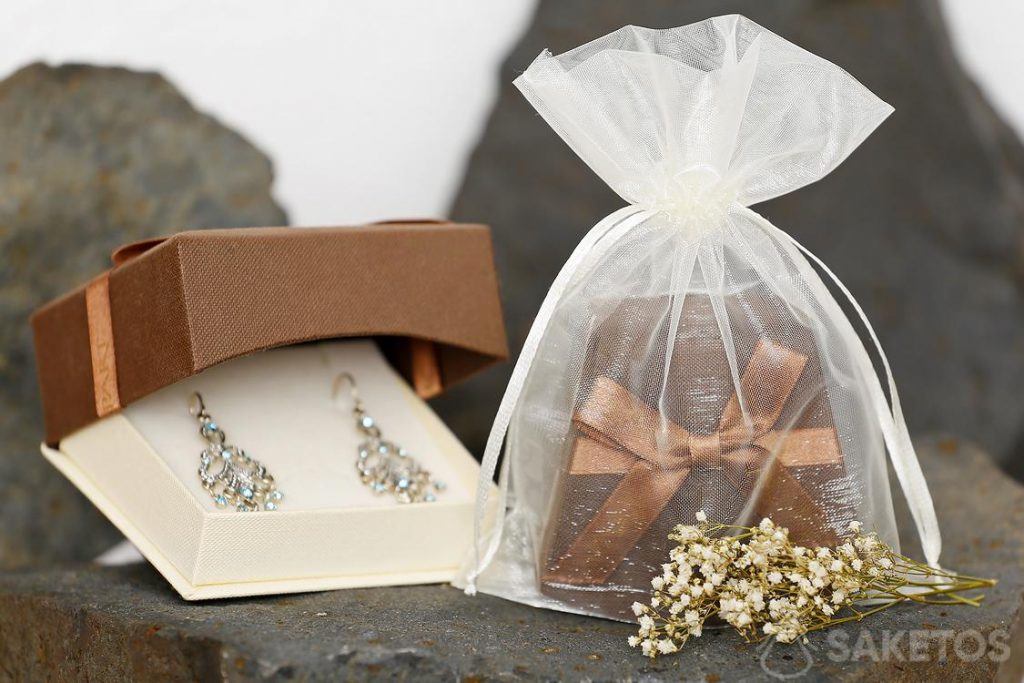 Een geschenkdoos met sieraden verpakt in een organza zakje ziet er heel elegant uit.