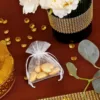 Mini organza zakjes met gouden amandelen, elegant bedankje.
