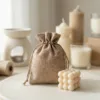Decoratieve jute zakjes voor kaarsen.