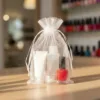 Organza zakje 15x20 cm met nagellak en cosmetische accessoires als inhoud.