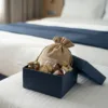 Jute zakjes met een welkomstgeschenk voor hotelgasten.