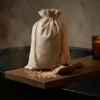 Linnen zakjes met badzout in een ontspannende SPA-omgeving.