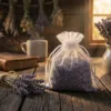 Organza zakjes gevuld met gedroogde lavendel in rustieke stijl.
