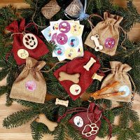 Adventskalender jute zakjes 12 x 15 cm en 13 x 18 cm bordeau en lichtbruin Jute zakjes