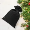 Fluwelen zakjes in diepzwart, ideaal voor het verpakken van kerstgeschenken.