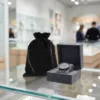 Zwart fluwelen zakje als beschermende hoes dla horloge bij een juwelierszaak.