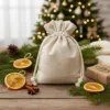 Linnen zakje cadeau onder de kerstboom.
